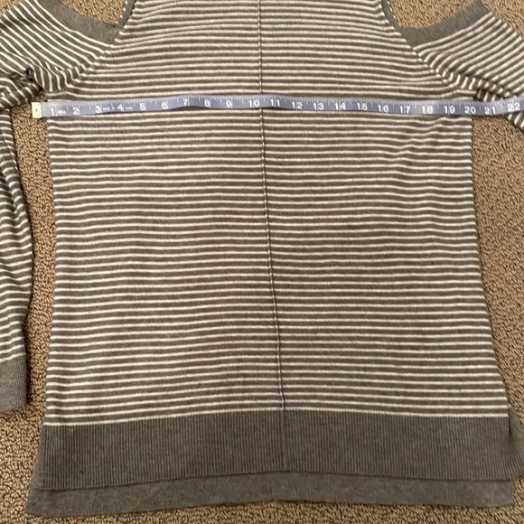 Trouve’ Cold Shoulder Long Line Gray Striped Tunic Mock Turtleneck Sweater Large - Picture 9 of 12